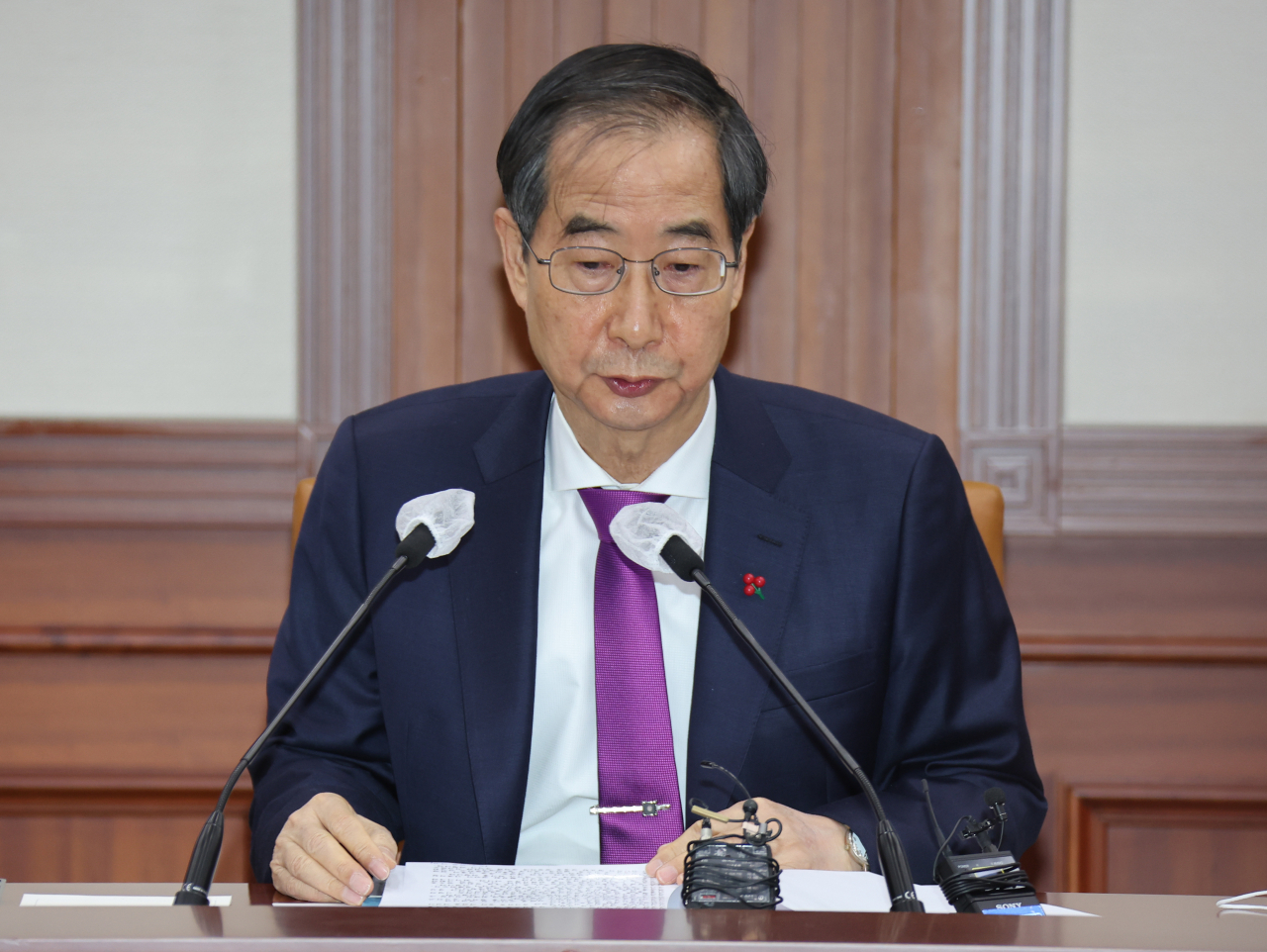 Prime Minister Han Duck-soo presides over a governmental meeting held Thursday, at which the Trade Ministry made an announcement on easing regulatory hurdles for foreign invested firms in Korea. (Yonhap)