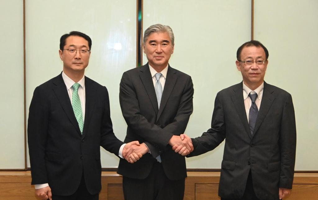 Kim Gunn (L), South Korea's chief negotiator on North Korea's nuclear program, and his U.S. and Japanese counterparts, Sung Kim (C) and Takehiro Funakoshi, respectively, pose for a photo during their meeting in Bali, Indonesia, on July 8, 2022. (Ministry of Foreign Affairs)