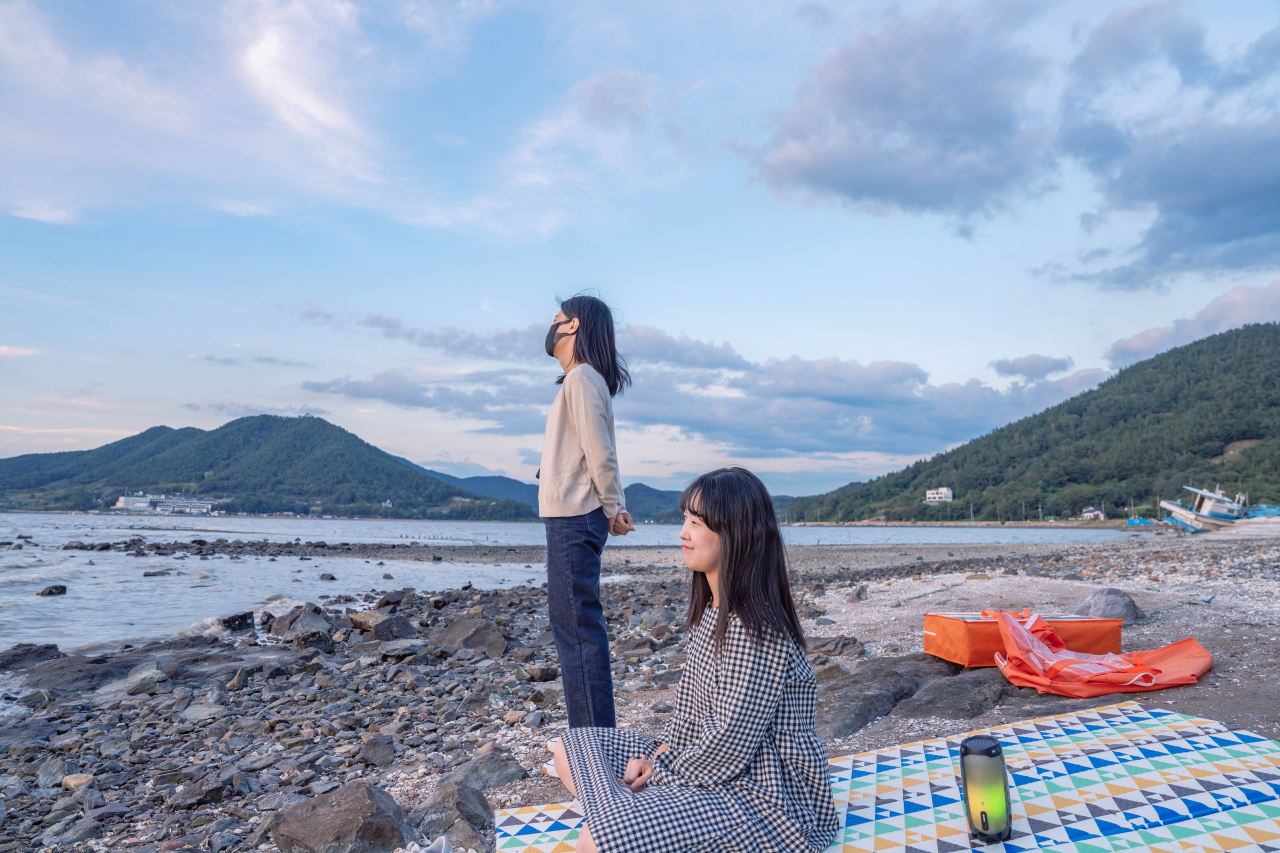 Travelers relax and meditate as part of a tour program conducted in Suncheon, South Jeolla Province. (Suncheon Travel Durei)