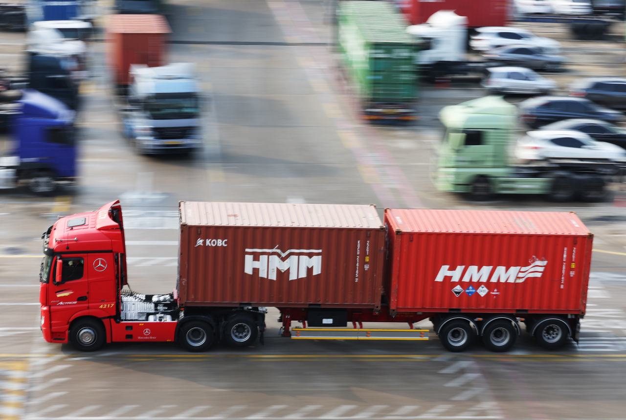 Trucks move at the Inland Container Depot in Uiwang-si, Gyeonggi Province on Friday, following the cargo union’s decision to end the strike and return to work. (Yonhap)