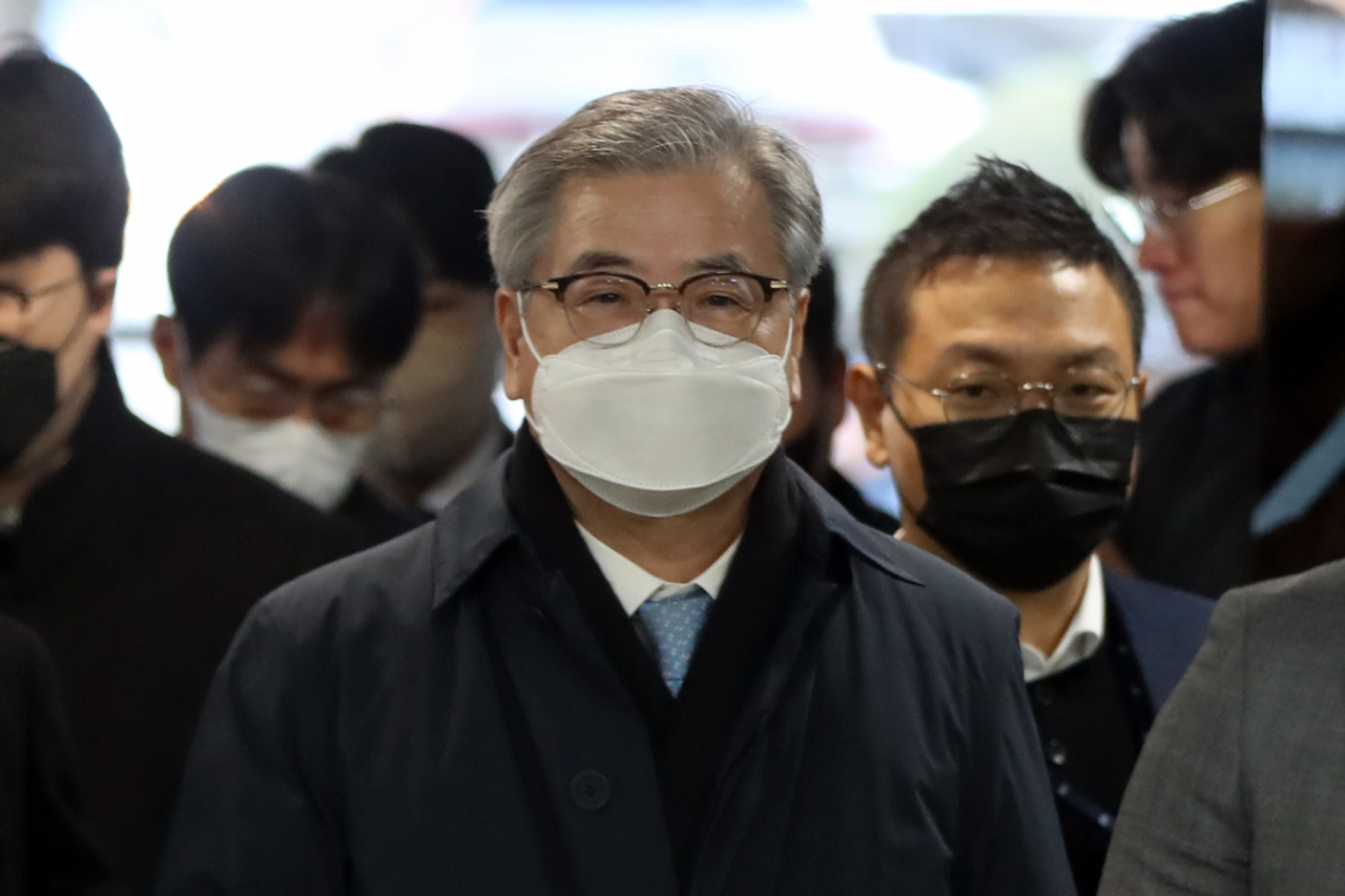 Former National Security Adviser Suh Hoon enters the Seoul Central District Court on Monday. (Yonhap)