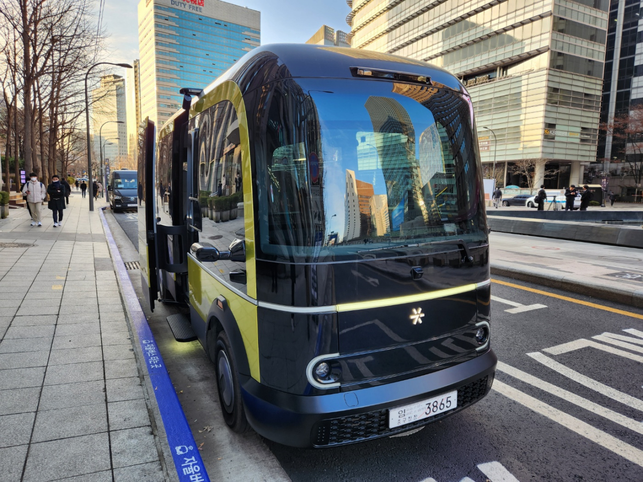 A self-driving bus stops near Cheonggye Stream in Seoul’s central district of Jongno. (Choi Jae-hee / The Korea Herald)