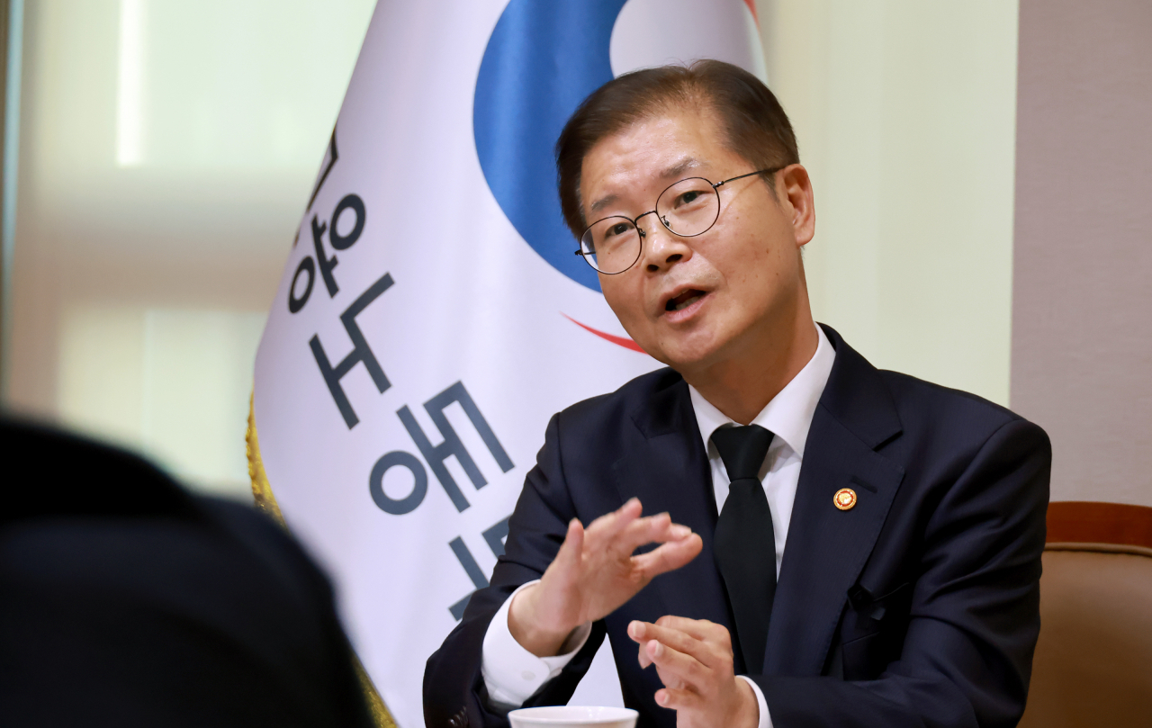 Labor Minister Lee Jung-sik (Ministry of Employment and Labor)