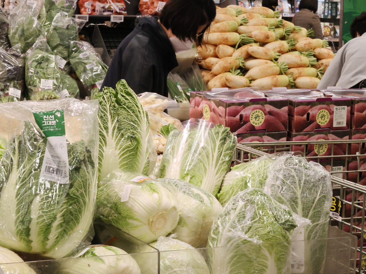 A person shops for groceries in a Seoul supermarket. (Yonhap)
