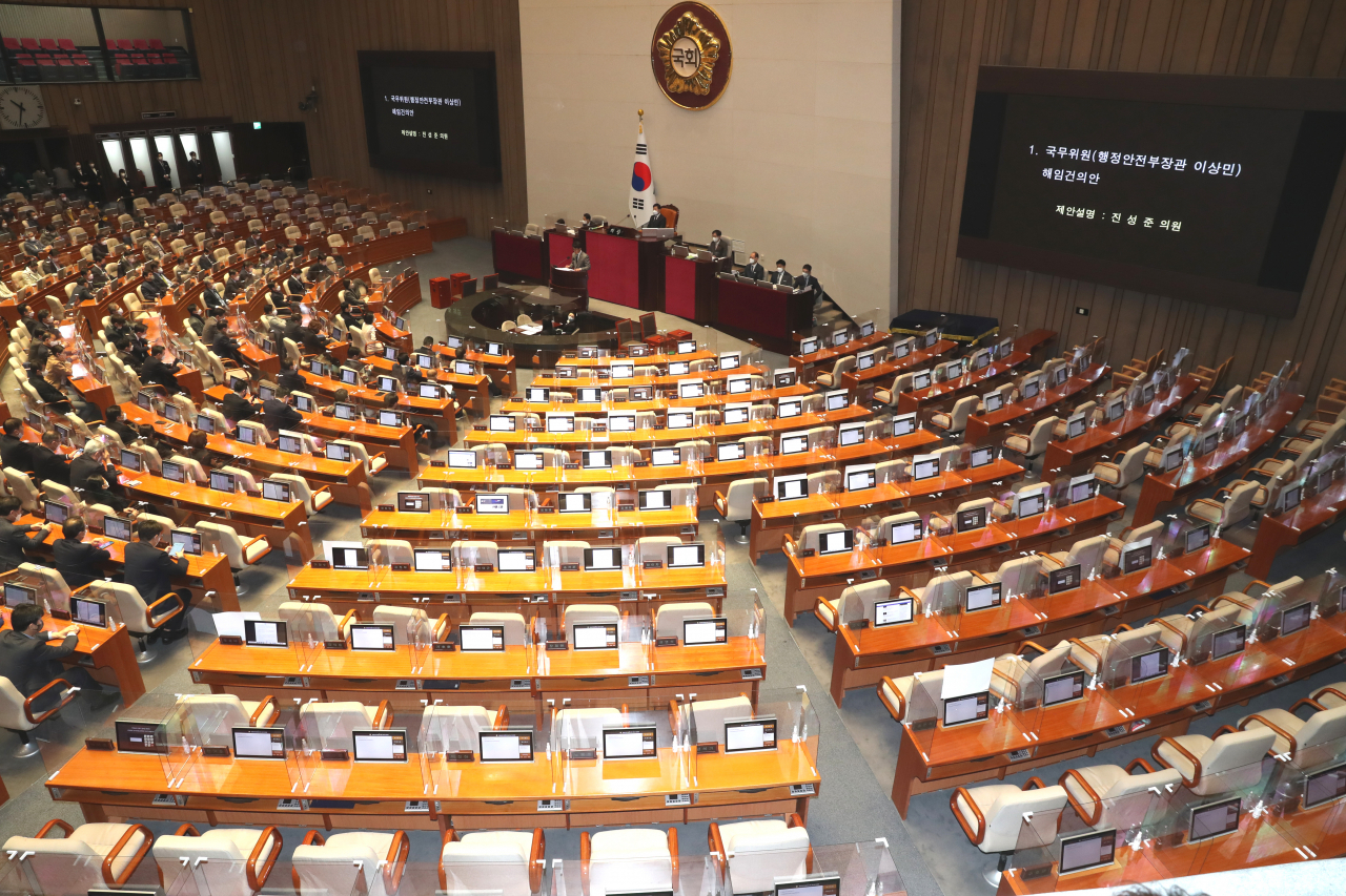 Sunday’s plenary session, devoid of the ruling People Power Party, passed the motion for firing Minister of Interior and Safety Lee Sang-min. (Yonhap)