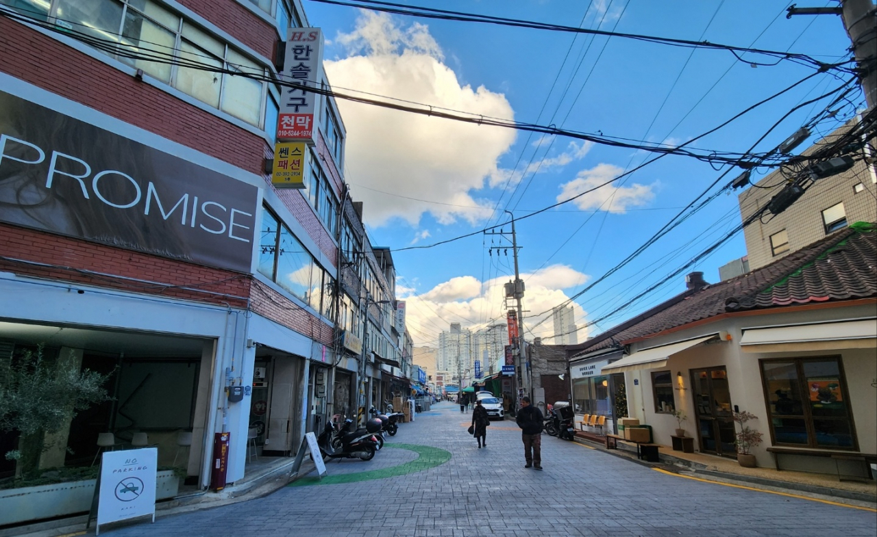 A street near Exit No. 12 of Sindang Station on Seoul Metro's Line No. 6 is lined with trendy cafes, bars and accessory shops that draw young Koreans. (Choi Jae-hee / The Korea Herald)