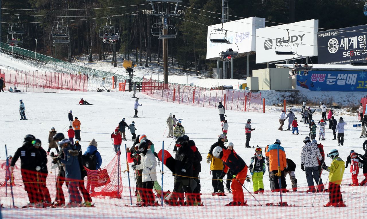 Tourists enjoy winter sports at Yongpyeong Ski Resort in Pyeongchang-gun, Gangwon province, Sunday. (Yonhap)