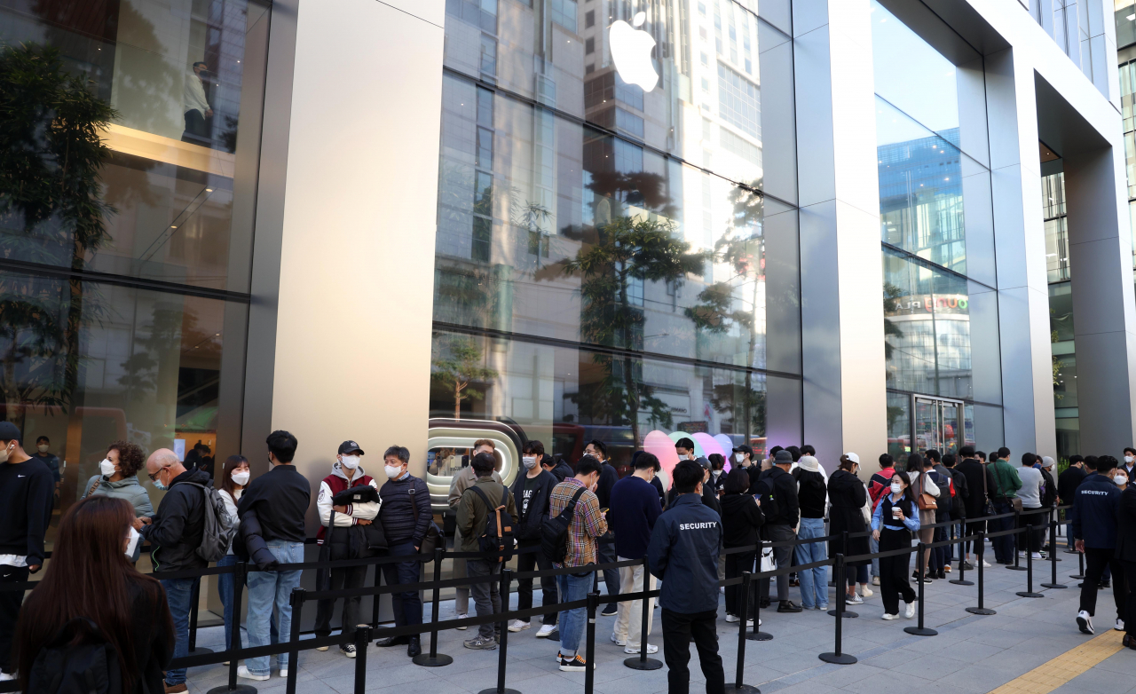 Apple's Myeong-dong store (Lee Sang-sub/The Korea Herald)