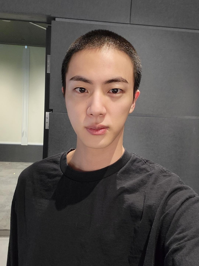 BTS' Jin posts a selfie with short hair on Weverse on Mon. (Yonhap)