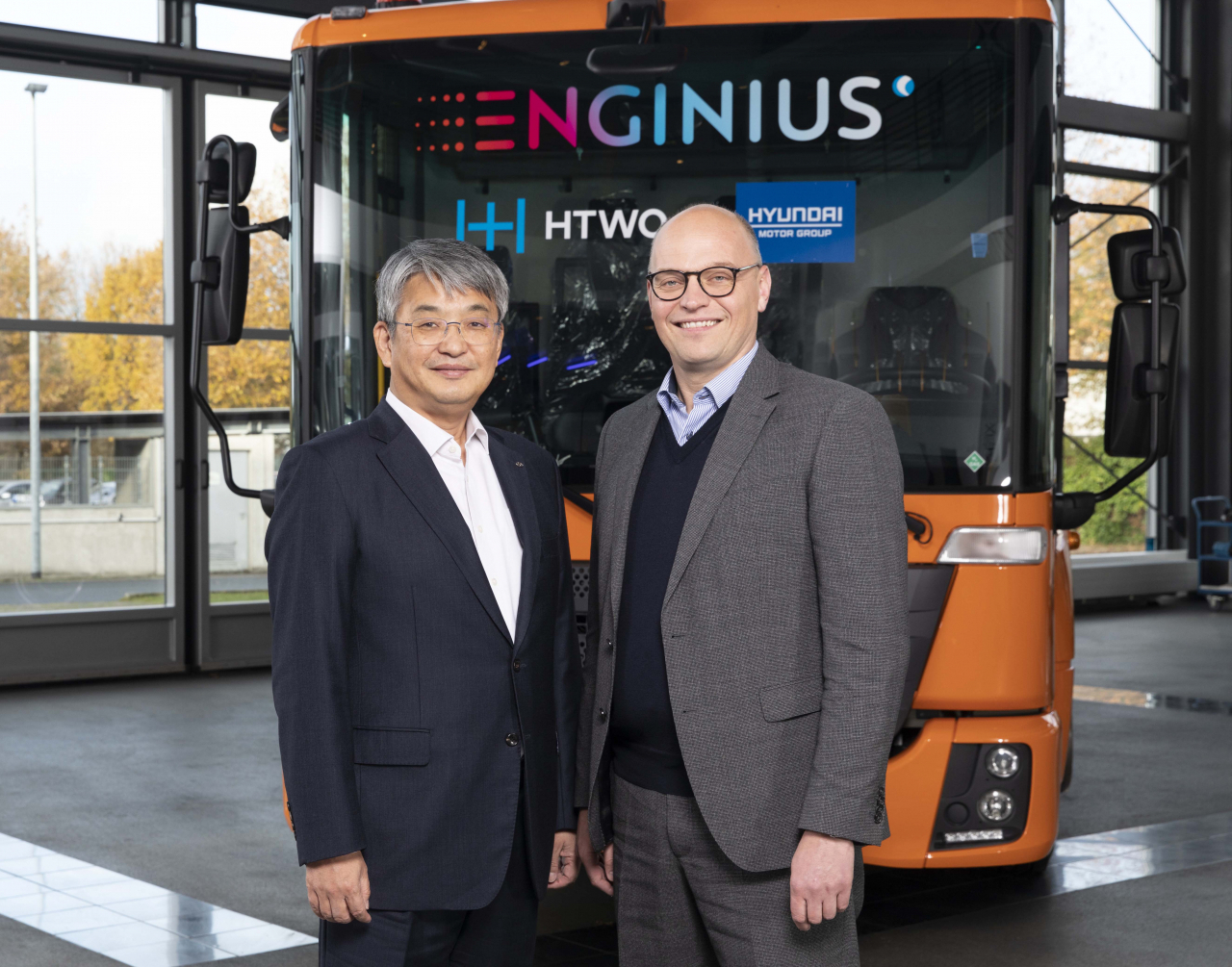 Hyundai Motor Group Vice President Lim Tae-won (left) shakes hands with Patrick Hermanspann, CEO at Faun Group, at the German carmaker's headquarters in Osterholz Scharmbeck, on Thursday, after celebrating a new partnership, under which Hyundai supplies 1,100 hydrogen fuel-cell systems for Faun's eco-friendly garbage cars and cargo trucks. (Hyundai Motor Group)