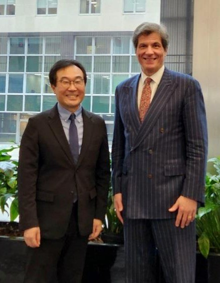 South Korea's second Vice Foreign Minister Lee Do-hoon (left) poses for a photo with US Under Secretary of State for Economic Growth, Energy and the Environment Jose W. Fernandez during their meeting in Washington, DC, on Monday, for the seventh Senior Economic Dialogue of the two countries. (Ministry Of Foreign Affairs)