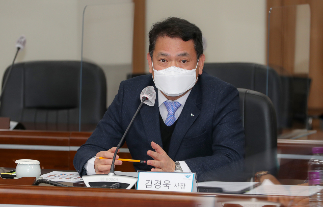 Incheon International Airport Corp. CEO Kim Kyung-wook speaks during a press conference at the airport’s conference room on Tuesday. (Incheon International Airport Corp.)