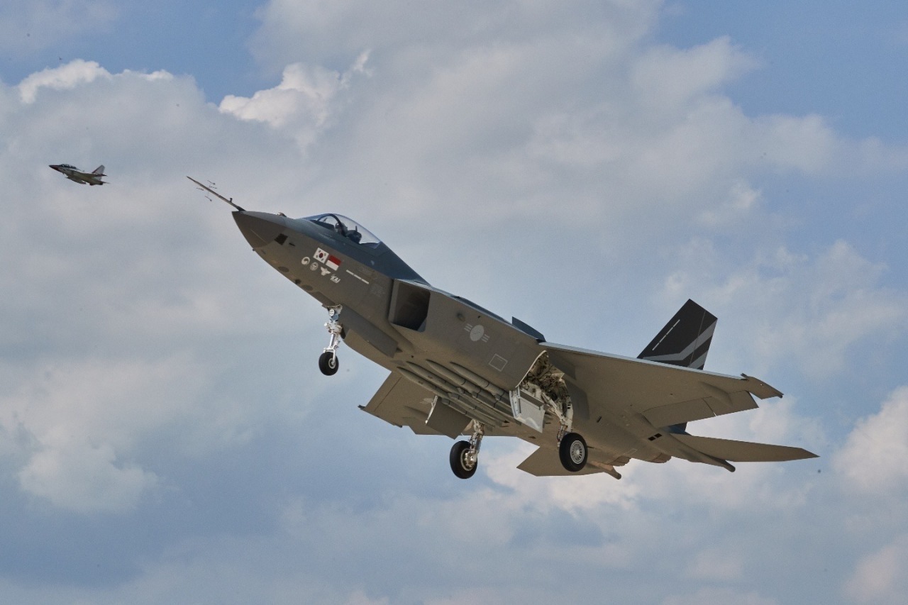 South Korea’s first homegrown KF-21 fighter takes off for its inaugural test flight Tuesday afternoon at the base of South Korea’s Air Force 3rd Training Wing in the city of Sacheon, South Gyeongsang Province.(DAPA)