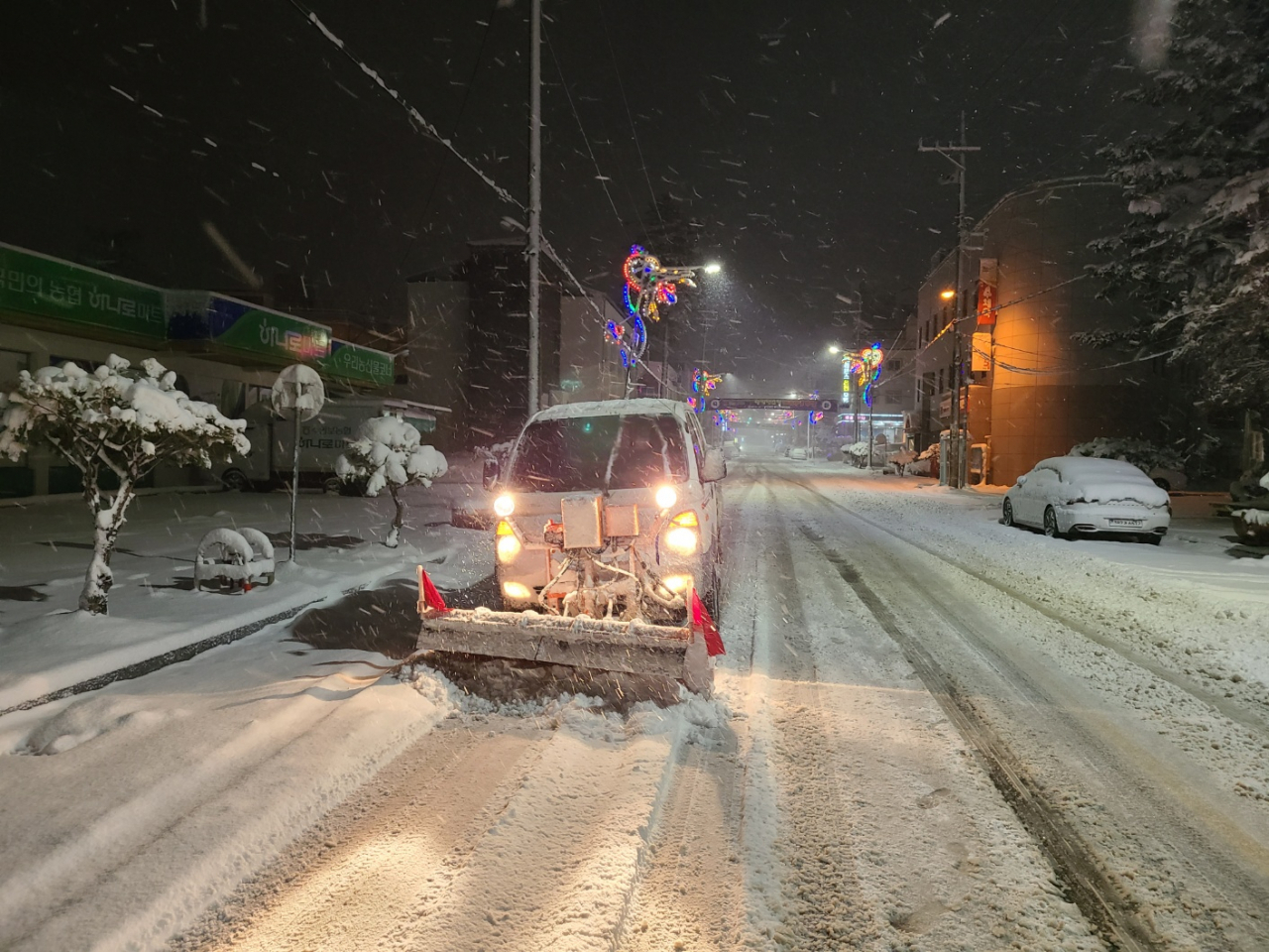 After nearly 18 centimeters of snow fell in Chungju, North Chungcheong Province, snow removal trucks took to the streets early Wednesday. Chungju deployed 20 snow removal vehicles overnight and issued an emergency order for public officials in the morning to clear snow that had accumulated on city roads and alleys. (Yonhap)