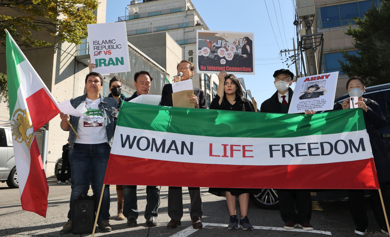 South Korean lawyers gathered outside the Iranian embassy in Yongsan, central Seoul, in a show of support for Iran’s nationwide protests that erupted after the death of 22-year-old Kurdish woman, Mahsa Amini. Amini died Sept. 16 after she was arrested by Iran’s morality police for allegedly breaking the country’s strict dress rules for women. Lawyers for Human Rights and Unification of Korea organized Tuesday’s gathering. (Yonhap)