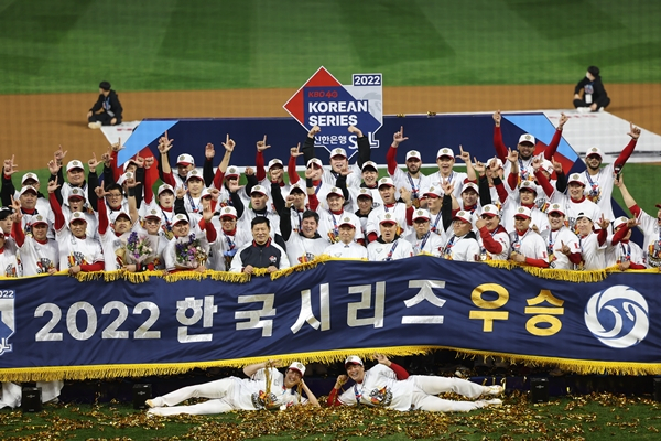 n this file photo from Nov. 8, members of the SSG Landers celebrate their Korean Series championship over the Kiwoom Heroes at Incheon SSG Landers Field in Incheon, some 30 kilometers west of Seoul. (Yonhap)