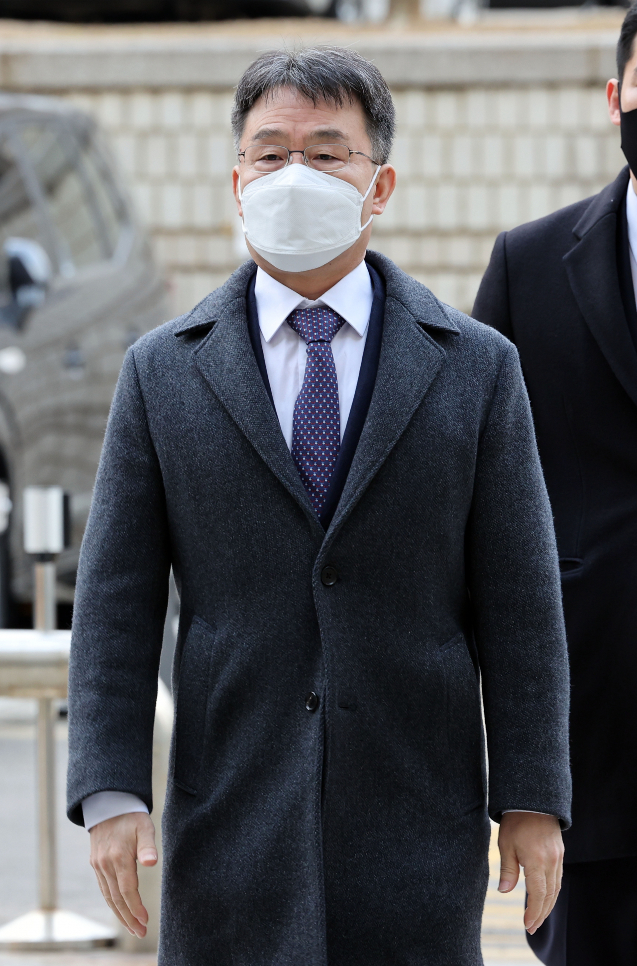 Kim Man-bae, the owner of the asset management company Hwacheon Daeyu, arrives at the Seoul Central District Court last Friday, to attend a hearing over a corruption scandal in connection to a highly lucrative land development project in Seongnam, Gyeonggi Province. (Yonhap)
