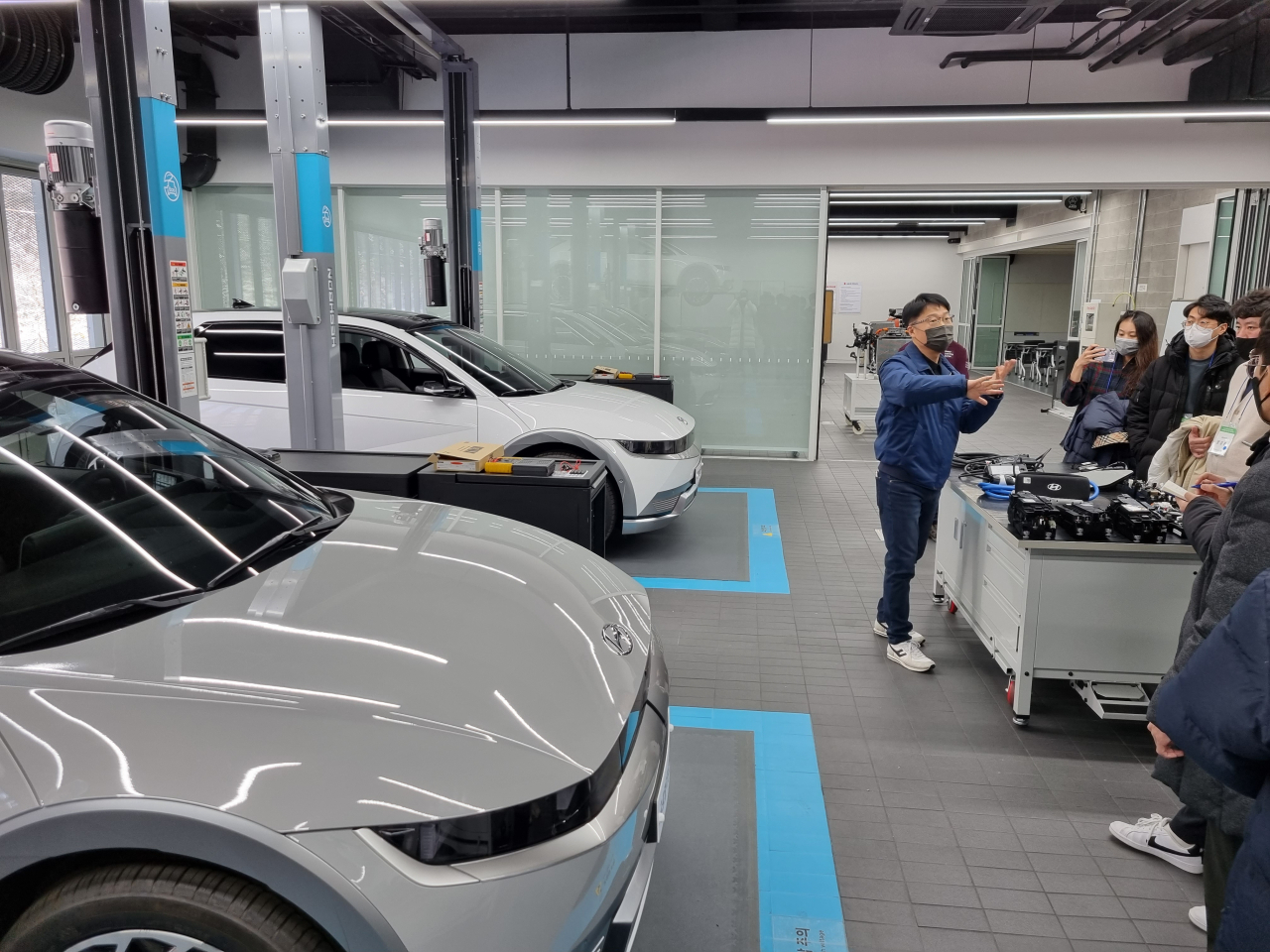 A Hyundai Motor official introduces the training facility for mechanics to reporters at the Global Learning Center in Cheonan, South Chungcheong Province, on Wednesday. (Kan Hyeong-woo/The Korea Herald)