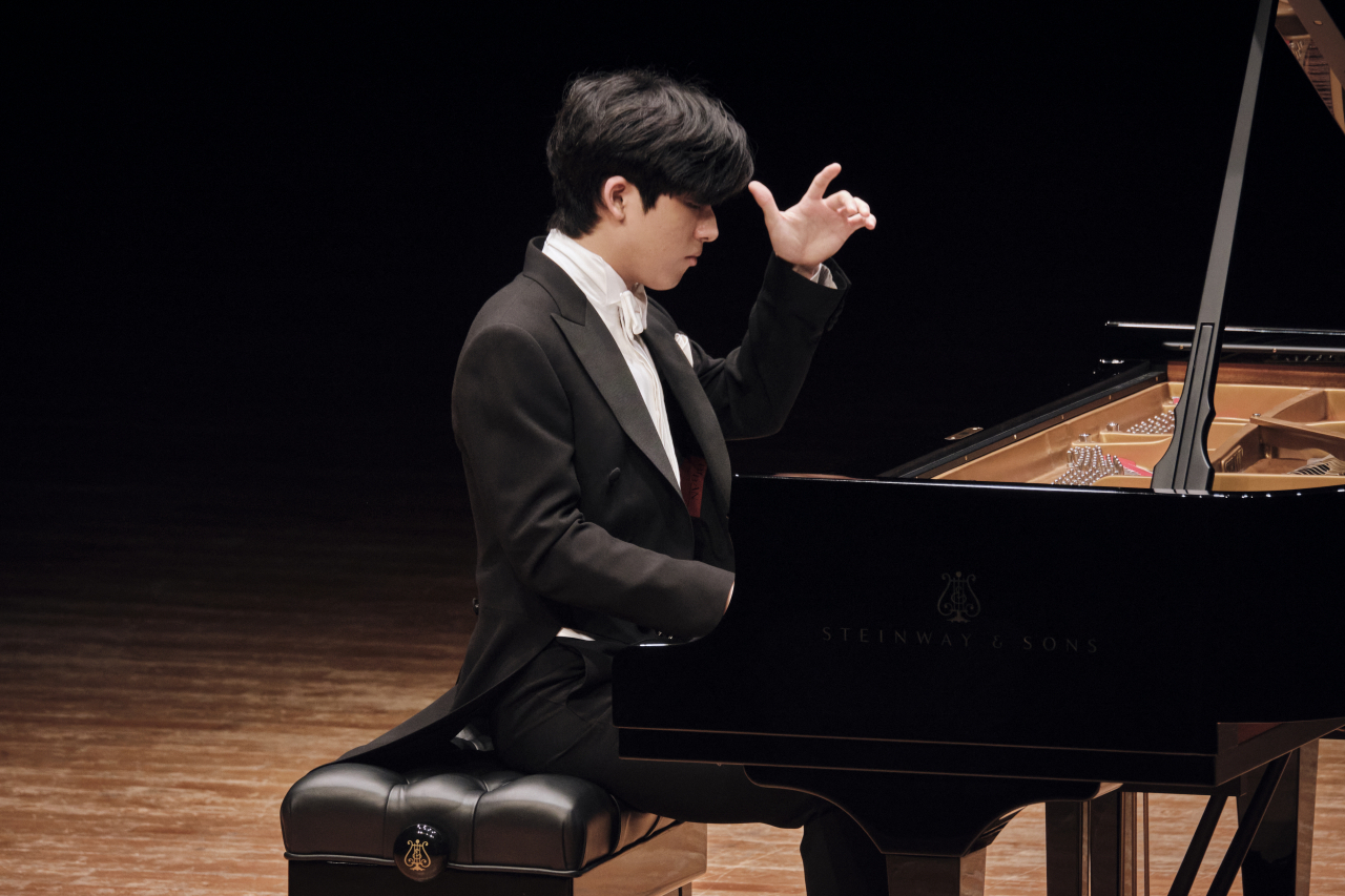 Pianist Lim Yun-chan performs at his recital at Seoul Arts Center, on Dec. 10 (MOC Production)