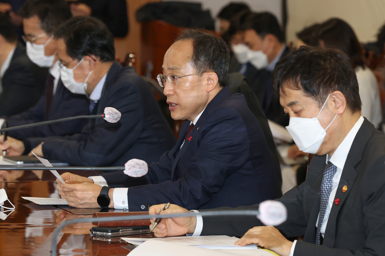 Finance Minister Choo Kyung-ho (center) speaks during a meeting with top financial regulators in Seoul on Thursday. (Ministry of Economy and Finance)