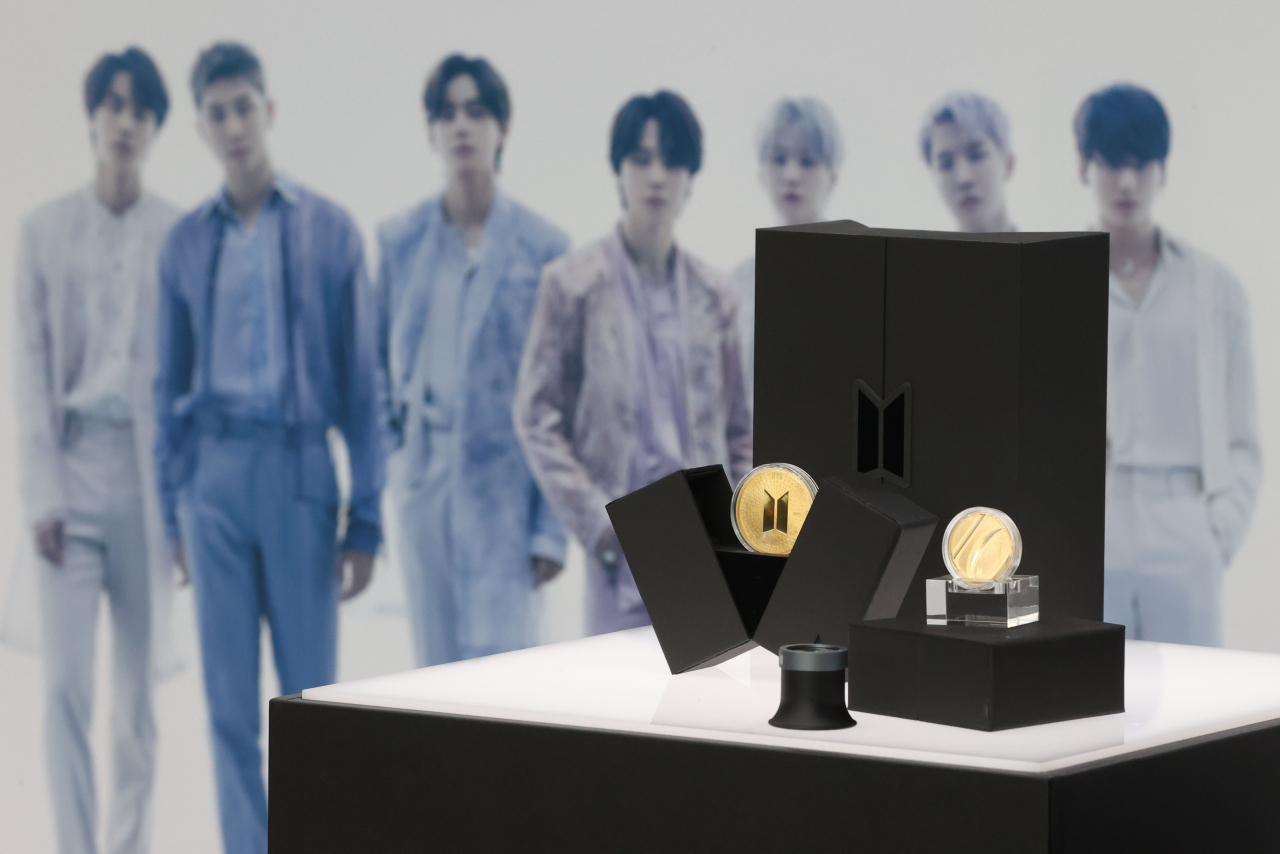 K-pop band BTS's tenth-anniversary medals are displayed in KOMSCO's flagship store Orotdiyum in Seoul on Friday, which will open for exhibition of the medals by Dec. 25. (Yonhap)
