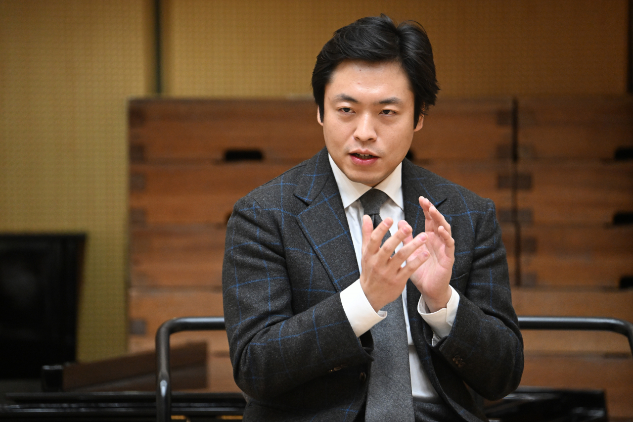 Pianist-conductor Kim Sun-wook speaks to reporters at the SPO rehearsal room in Sejong Center for the Performing Arts in Seoul, Tuesday. (Im Se-jun/ The Korea Herald)