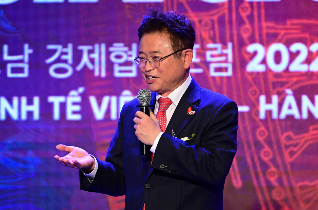 Lee Cheol-woo, governor of North Gyeongsang Province, during the Korea-Vietnam Economic Cooperation Forum held on Friday in Hanoi, Vietnam, Friday. (Park Hae-mook/The Korea Herald)