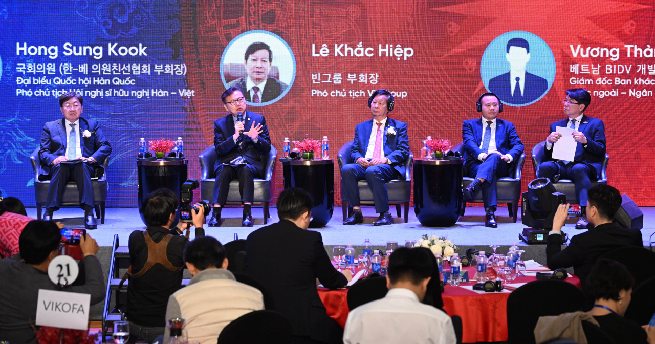From left: Seoul Institute of the Arts President Lee Nam-sik; Democratic Party of Korea Rep. Hong Sung-kook; Le Khac Hiep, vice chairman of Vingroup; Vuong Thanh Long, head of foreign direct investment banking department at the Bank for Investment and Development of Vietnam; and Han Seung, head of overseas development group at Daewoo E&C (Park Hae-mook/The Korea Herald)