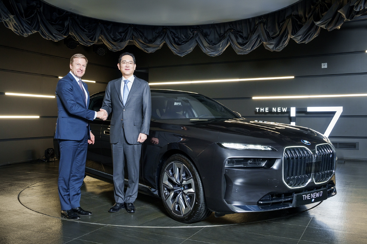 BMW Group CEO Oliver Zipse (left) and Samsung Electronics Chairman Lee Jae-yong shake hands during a handover ceremony of 10 units of BMW New i7 at the BMW driving center in Yeongjongdo, Incheon, on Saturday. (Samsung Electronics)