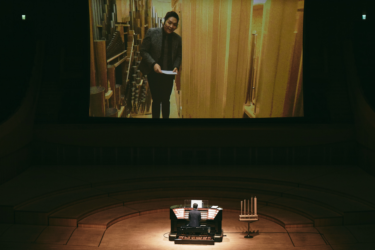 Concert guide and tenor Kim Se-il enters the pipe organ during a previous “Organ Odyssey” concert held earlier this year at Lotte Concert Hall in Seoul. (Lotte Foundation for Arts)