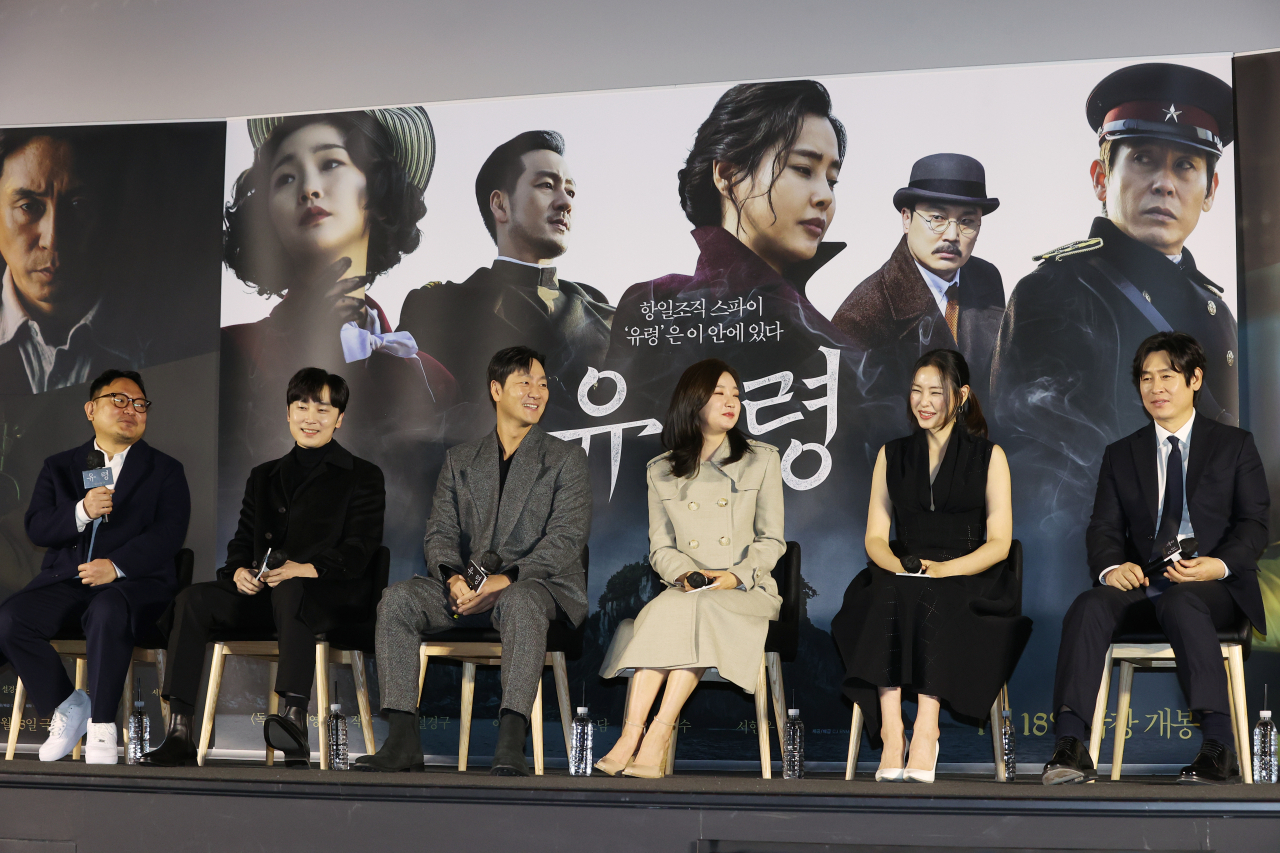 From left: Director Lee Hae-young, actor Seo Hyun-woo, Park Hae-soo, Park So-dam, Lee Ha-nee and Sol Kyung-gu attend a press conference held in Seoul on Monday. (Yonhap)