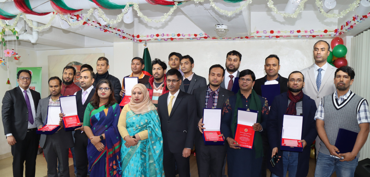 Bangladesh Ambassador to Korea Delwar Hossain (fifth from left in front row) poses with Bangladeshi Employment Permit System (EPS) workers and embassy officials celebrating International Migrants Day 2022 at the Bangladesh Embassy in Hannam-dong, Seoul, on Dec.18 .