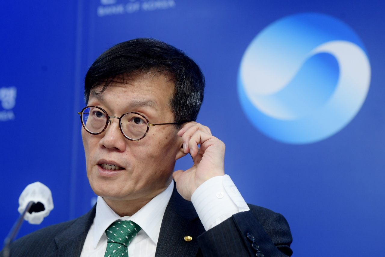 Bank of Korea Governor Rhee Chang-yong speaks at a press briefing to explain the latest inflation-related conditions at the central bank’s headquarters in Seoul, Tuesday. (Joint Press Corps)