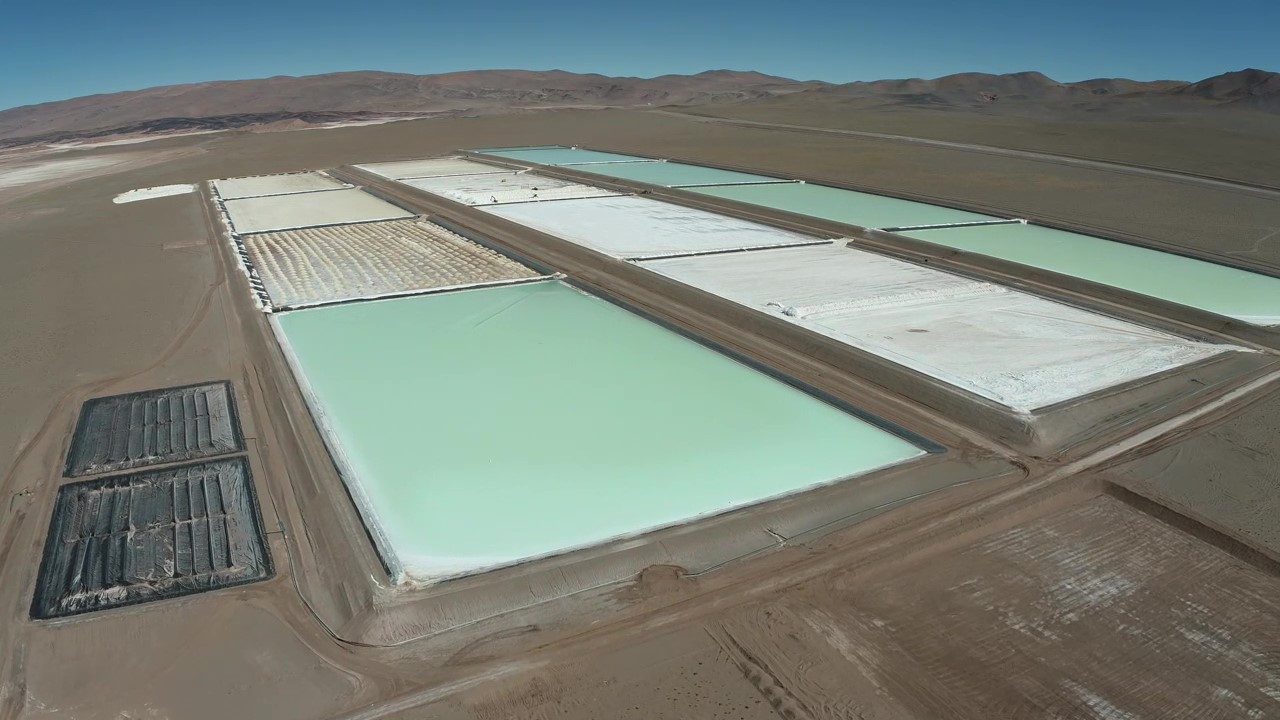 Ponds used for evaporating saltwater near Posco’s lithium production facilities under construction in Salta, Argentina, on Dec. 12 (Posco)