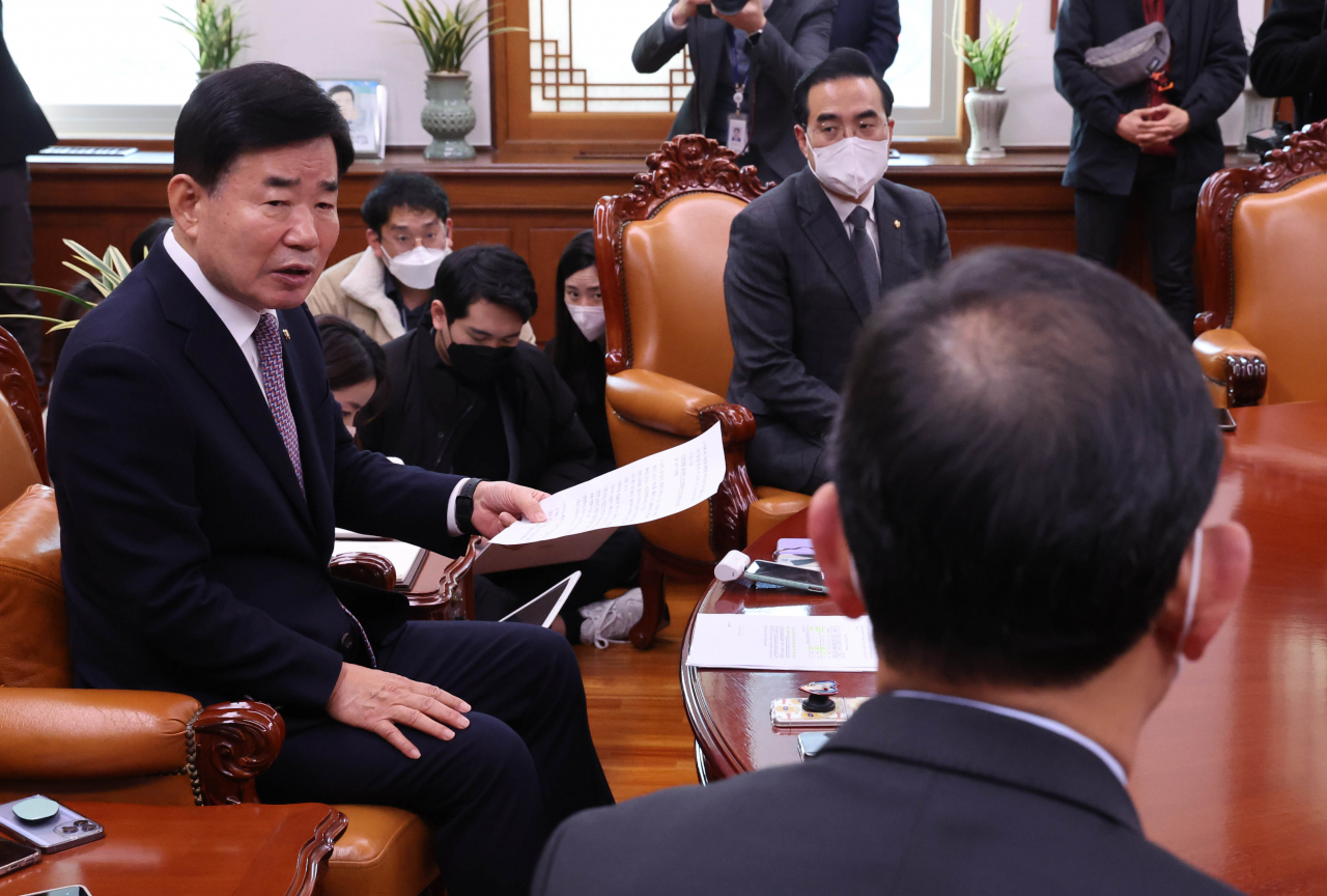 National Assembly Speaker Kim Jin-pyo (left) speaks at a meeting with floor leaders of rival parties at the parliament on Friday, calling them to reach an agreement quickly over the 2023 state budget. (Yonhap)
