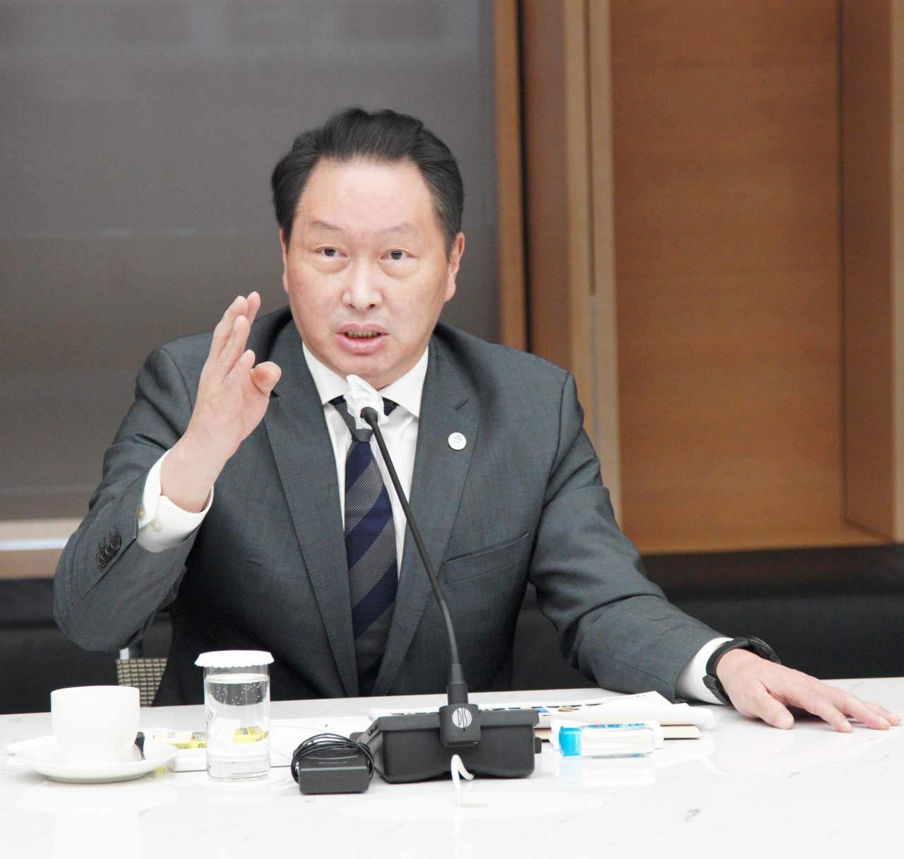 Chey Tae-won, chairman of the Korea Chamber of Commerce and Industry, speaks during a meeting with reporters at the lobby group's headquarters in Seoul, Wednesday. (KCCI)