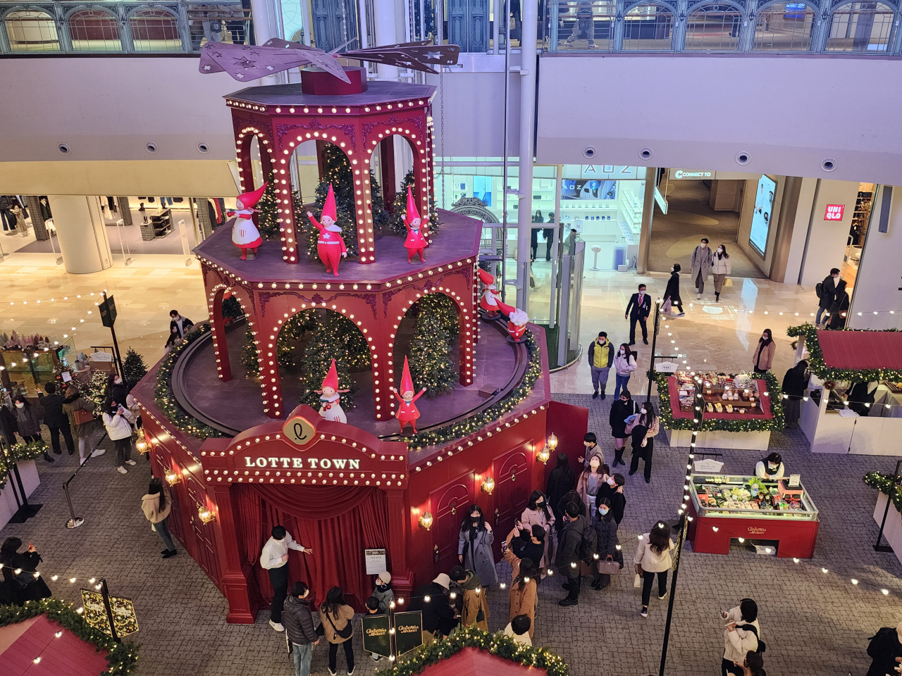 ตลาดคริสต์มาสที่ชั้นหนึ่งของ Lotte World Mall (Hwang Dong-hee/The Korea Herald)