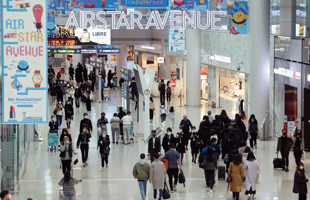 Passengers walk in Incheon Airport, Dec. 15. (Yonhap)