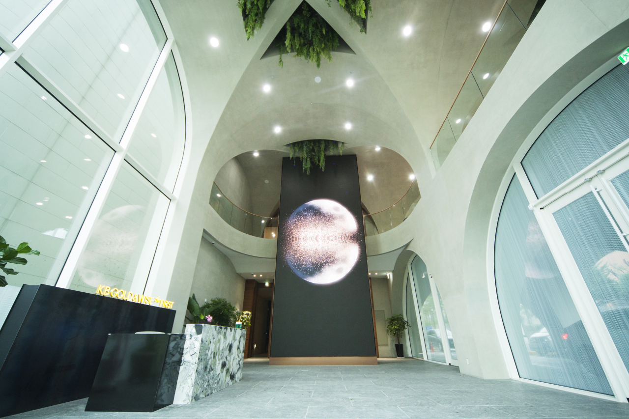 A two-story-high media art wall presents artworks in video form at the lobby of KB Financial Group’s premium private banking branch in Apgujeong, Gangnam-gu, Seoul. (KB Financial Group)