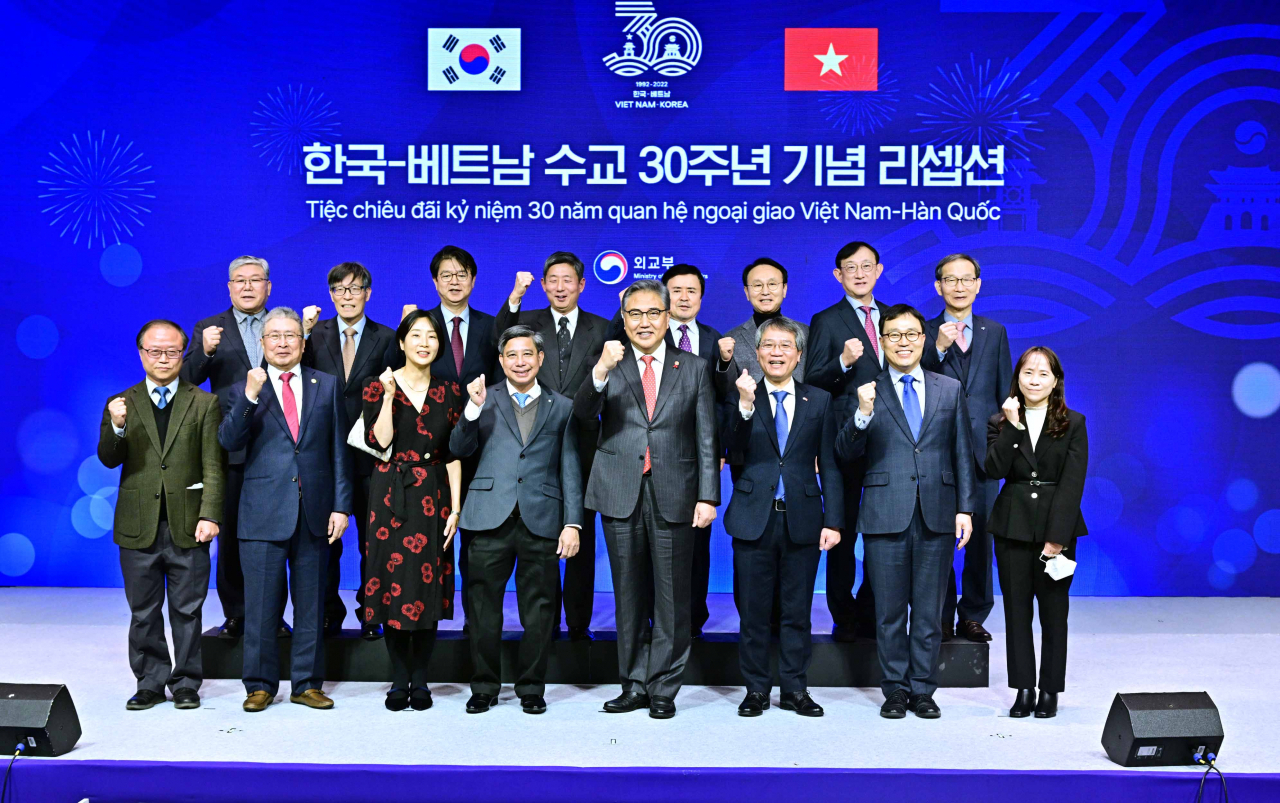 Foreign Minister Park Jin (fourth from right, front row) and Vietnam’s Ambassador to South Korea Nguyen Vu Tung (third from right, front row) pose for a photo during a ceremony held to celebrate the 30th anniversary of diplomatic ties at the Four Seasons Hotel Seoul on Thursday. (Ministry of Foreign Affairs)