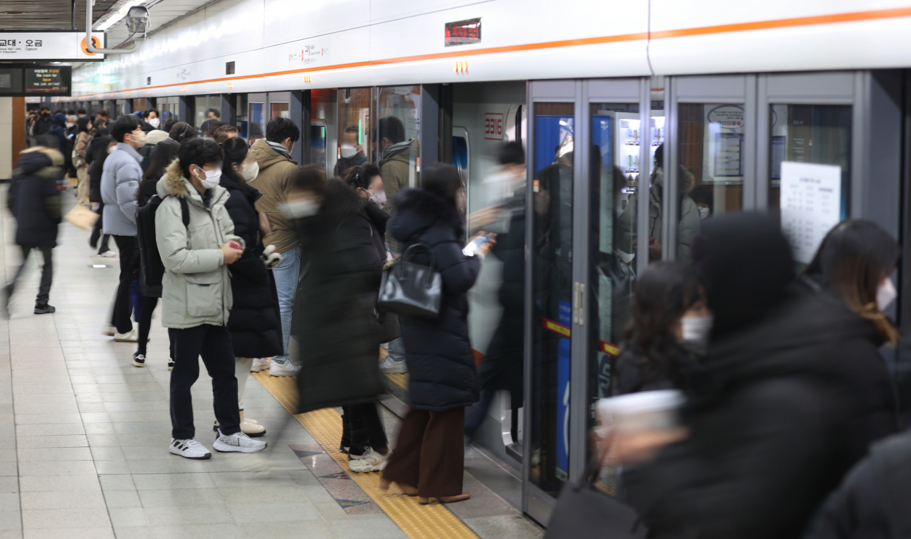 A platform is crowded with commuters during morning rush hour at a subway station in Seoul. (Yonhap)