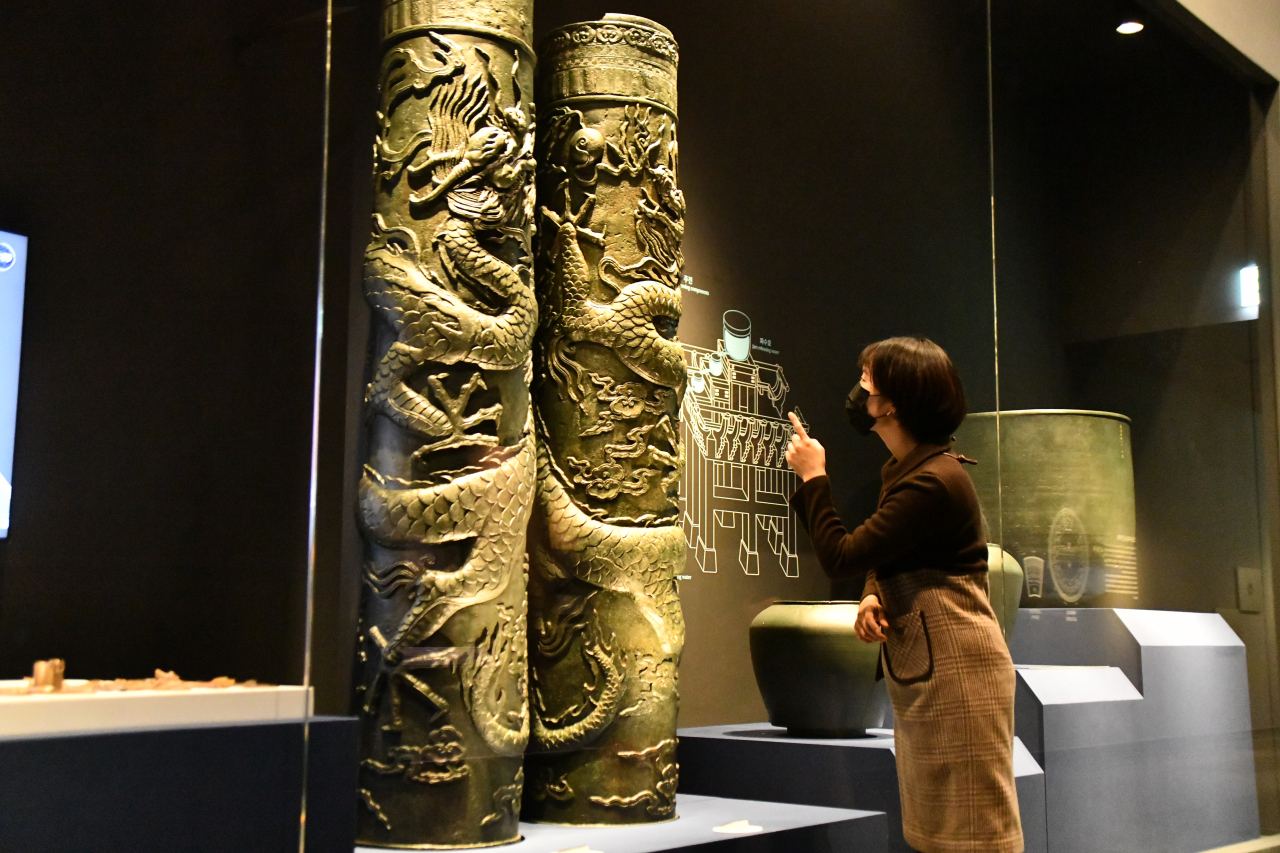 A museum staff looks at the clepsydra, or a self-striking water clock, of Changgyeonggung Palace, a national treasure, at the National Palace Museum of Korea, on Monday. (NPMK)