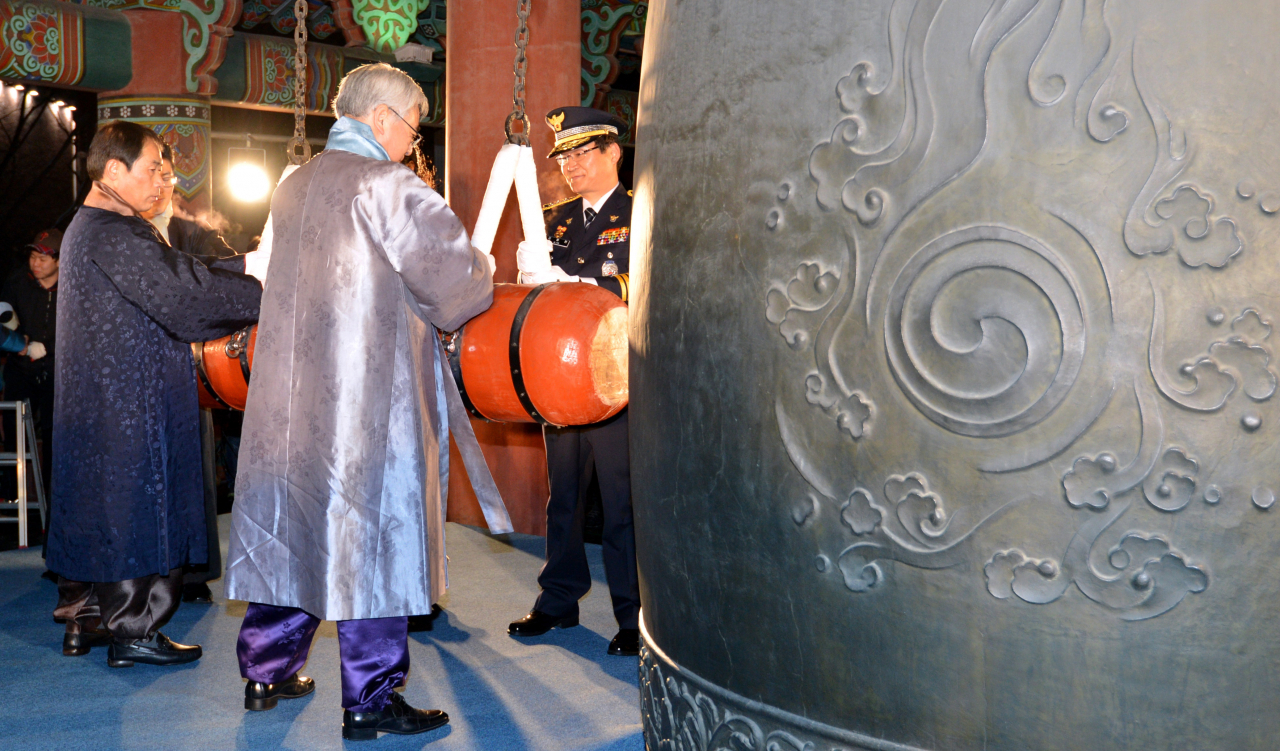 This 2013 file photo shows the New Year's bell-ringing ceremony at Bosingak in Jongno-gu, central Seoul. (The Korea Herald)