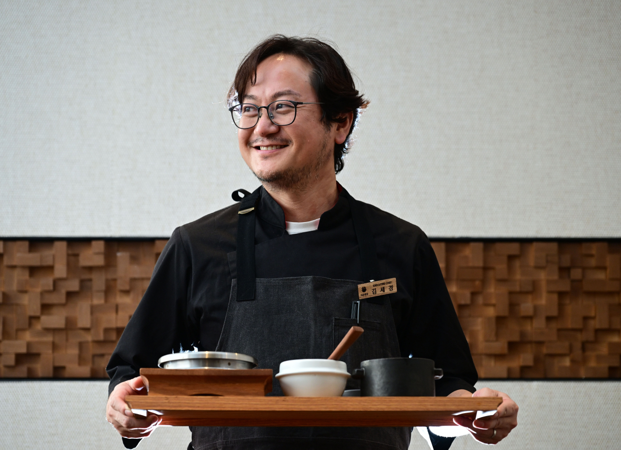 Chef Kim Sea-kyeong poses for a photo at his restaurant Daon Bansang in Apgujeong, southern Seoul, on Dec. 7. (The Korea Herald/Park Hae-mook)
