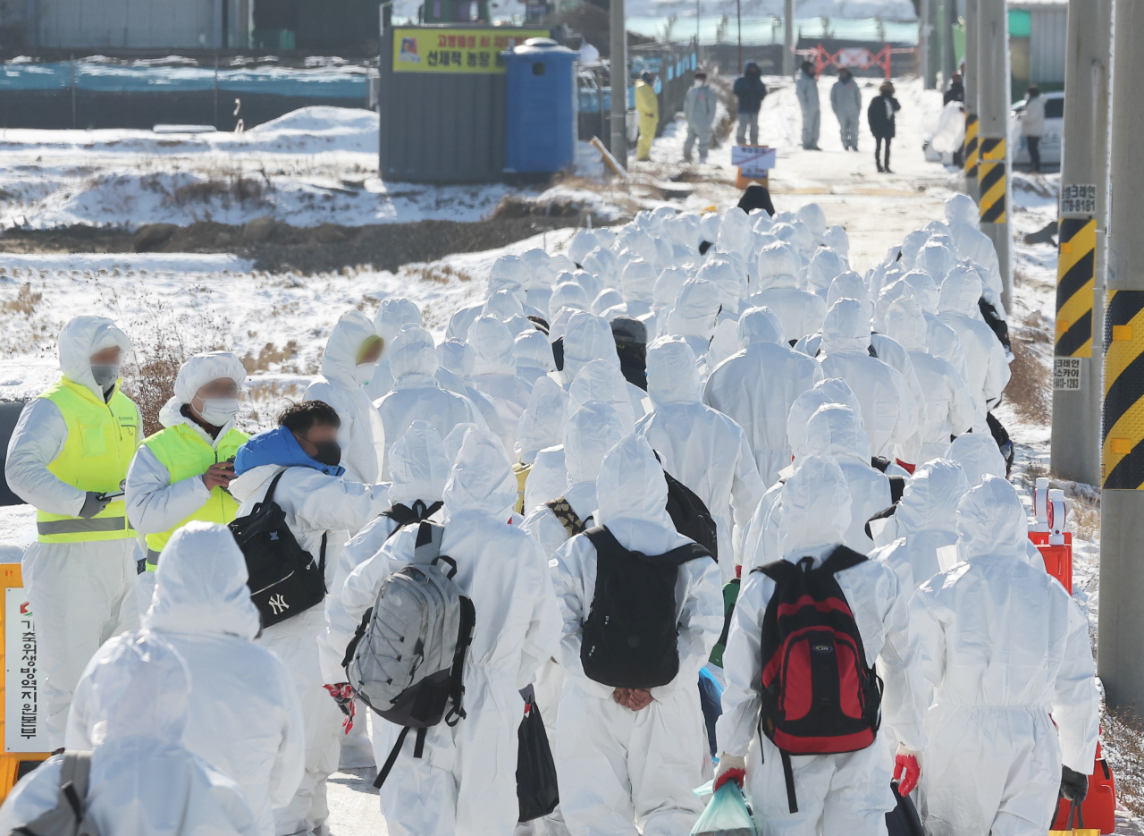 Quarantine officials block a road leading to a poultry farm in the central city of Anseong, in this file photo taken Dec. 14, 2022, after the highly pathogenic avian influenza strain of H5N1 was detected there. (Yonhap)