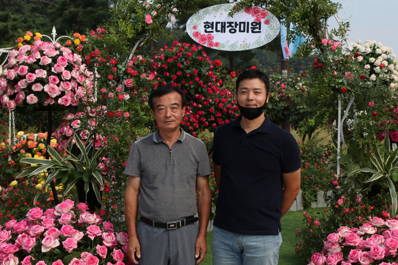 Hyundae Rose Garden CEO Kim Seong-rae (left) and his son (Hyundae Rose Garden)