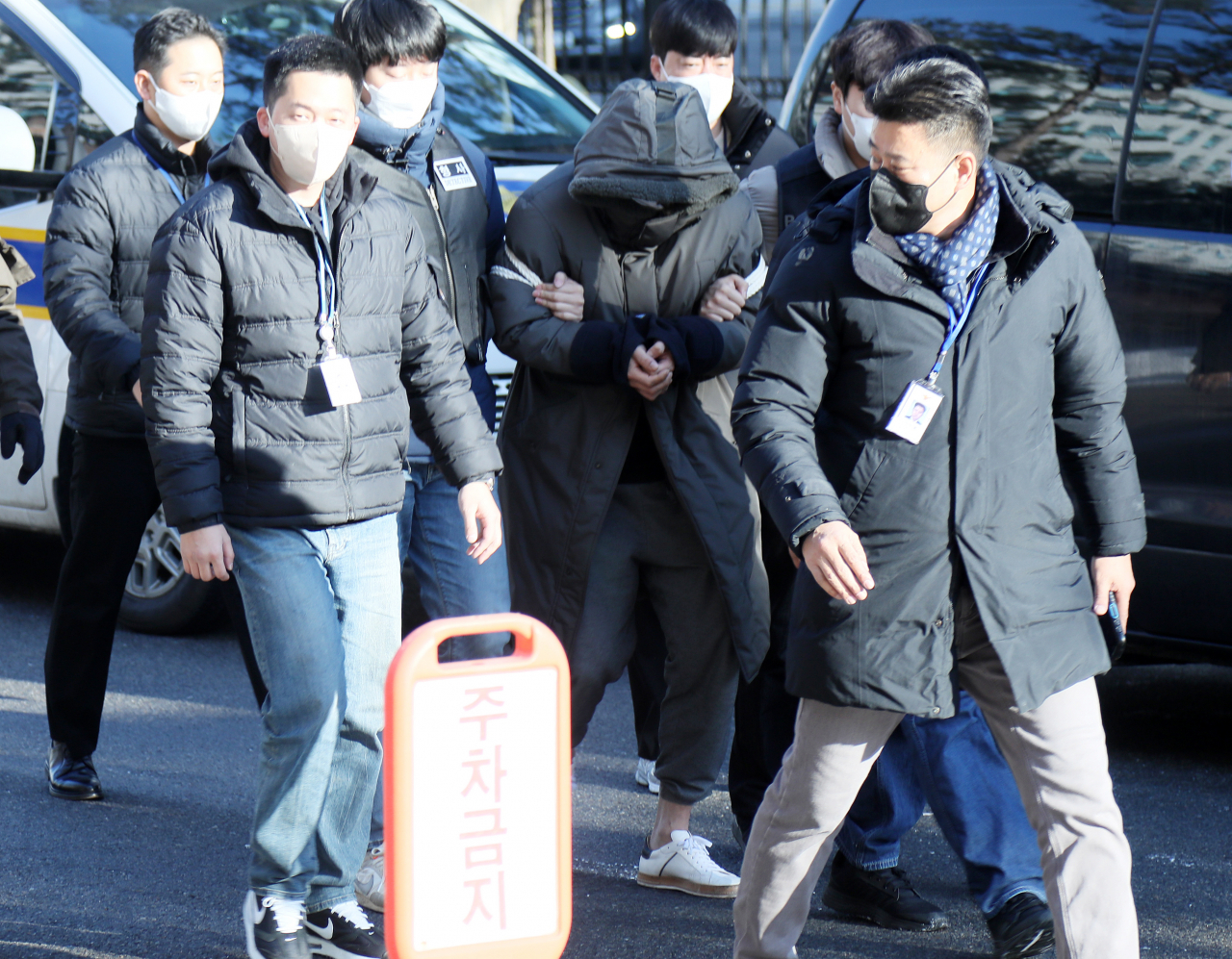 A 32-year-old man (center) who confessed to killing both his ex-girlfriend and a taxi driver appears at the Goyang Branch Court of Uijeongbu District Court on Wednesday. (Yonhap)