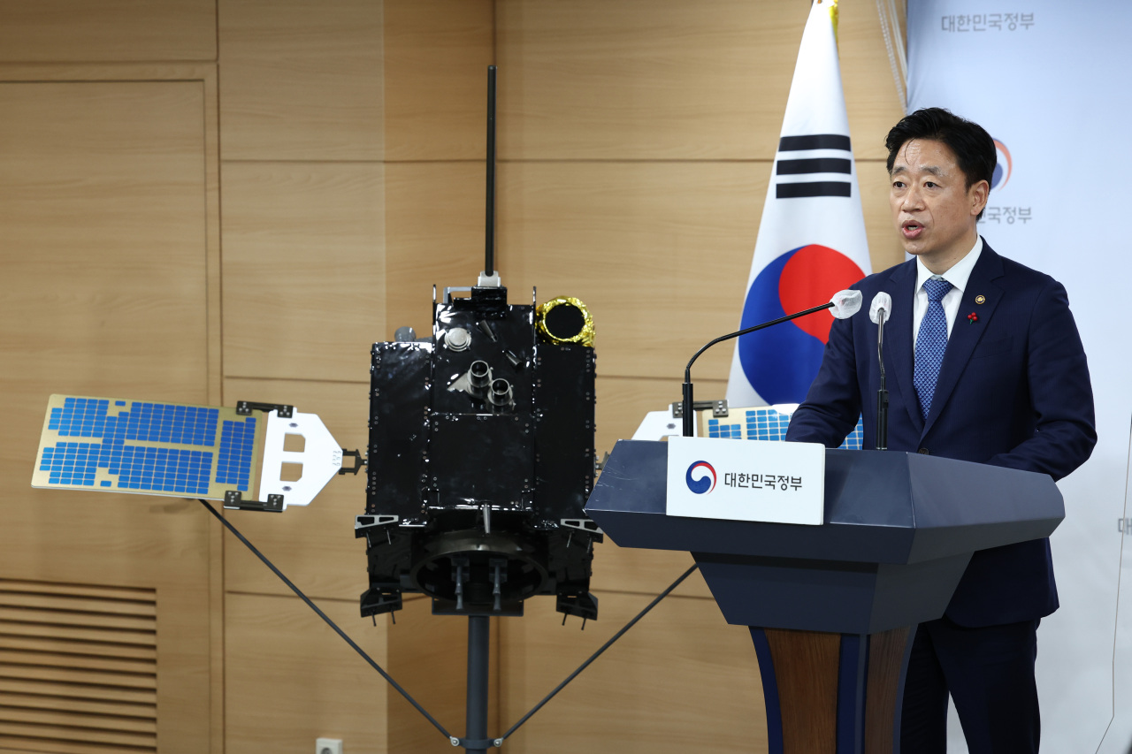 Oh Tae-seog, first vice minister at the Ministry of Science and ICT, announces Korean lunar mission Danuri's successful enterance into the moon's orbit in a briefing held at the government complex in Seoul on Wednesday. (Yonhap)