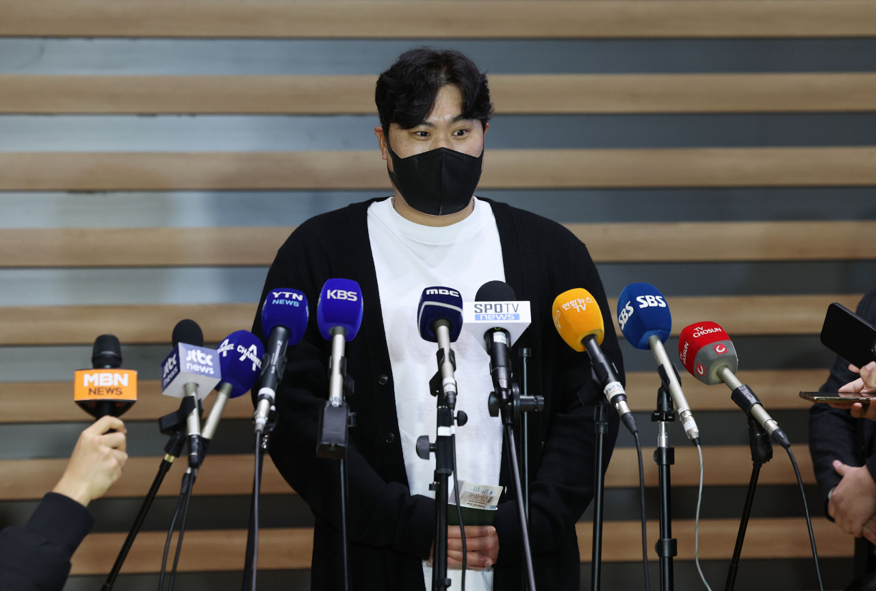 Toronto Blue Jays pitcher Ryu Hyun-jin speaks with reporters at Incheon International Airport, west of Seoul, on Thursday, before leaving for the United States to continue his rehab from elbow surgery. (Yonhap)
