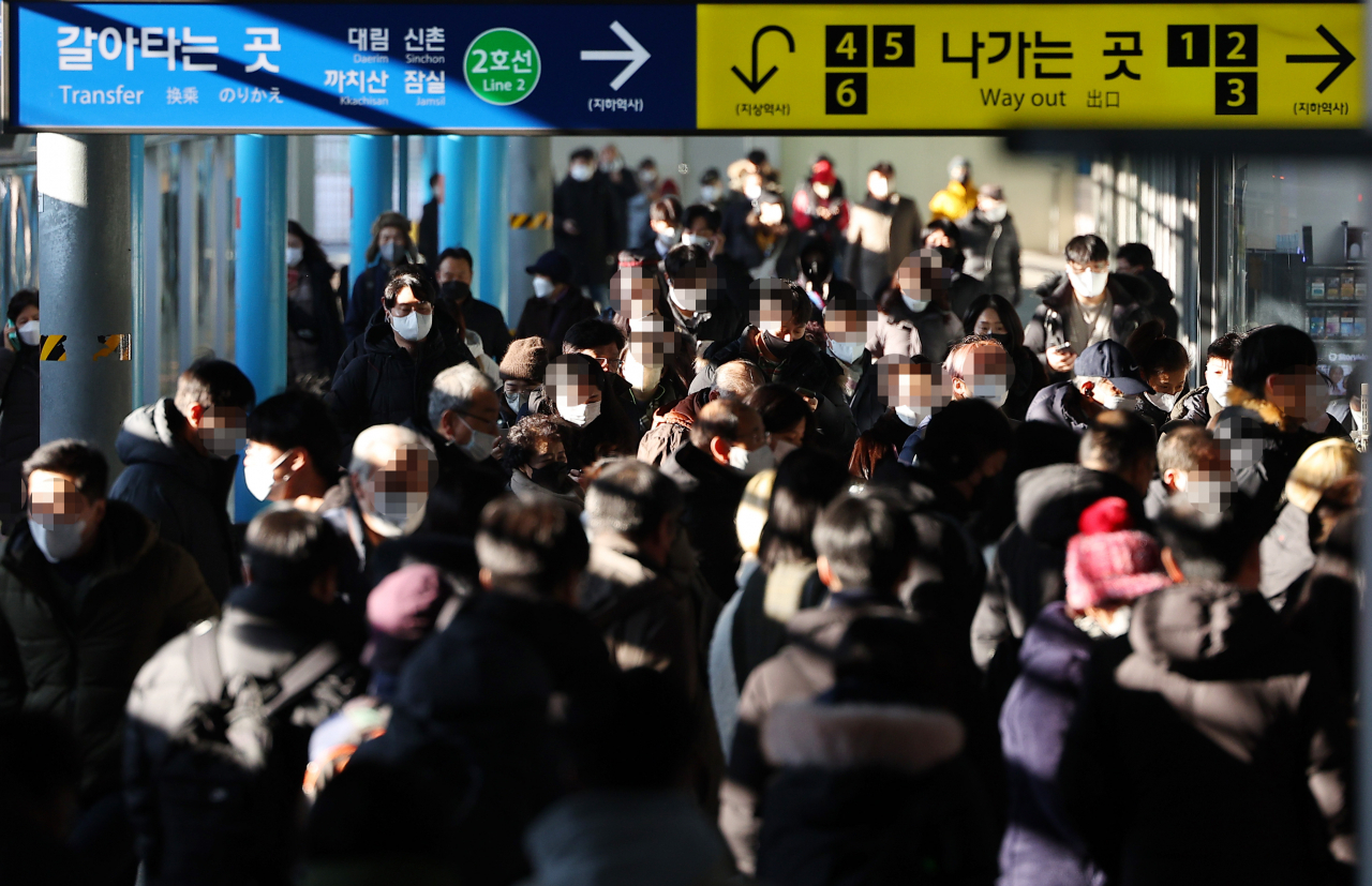 Pedestrians are seen at a subway platform of Sindorim Station in Seoul on Thursday. (Yonhap)